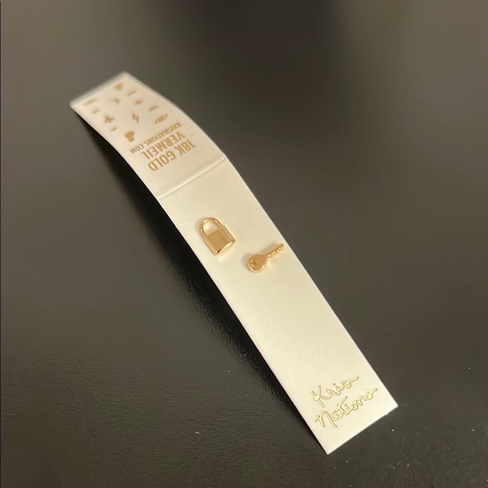 Kiss Nature Gold Lock Earring